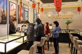 Khách hàng giao dịch vàng tại thị trường Hà Nội. (Ảnh: PV/Vietnam+)