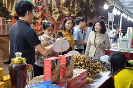 Lãnh đạo Sở Công Thương Hà Nội đi thăm các gian hàng tại hội chợ nông sản vùng miền tổ chức tại Thủ đô. (Ảnh: Đức Duy/Vietnam+)
