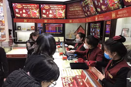 Khách hàng giao dịch vàng tại thị trường Hà Nội. (Ảnh: Đức Duy/Vietnam+)