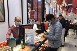 Khách hàng giao dịch vàng tại thị trường Hà Nội. (Ảnh: Đức Duy/Vietnam+)