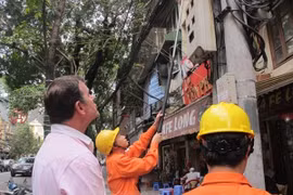 Nhân viên EVN chốt chỉ số công tơ cho khách hàng sử dụng điện. (Ảnh: Đức Duy/Vietnam+)