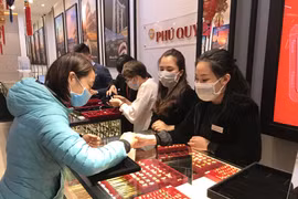 Khách hàng giao dịch vàng tại thị trường Hà Nội. (Ảnh: Đức Duy/Vietnam+)