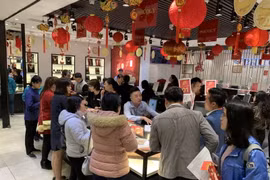 Khách hàng giao dịch vàng tại thị trường Hà Nội. (Ảnh: Đức Duy/Vietnam+)