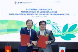 Tổng giám đốc EVN Trần Đình Nhân và Giám đốc điều hành cấp cao JERA Toshiro Kudama ký kết Biên bản ghi nhớ. (Ảnh: PV/Vietnam+)