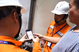 Khách hàng được hướng dẫn sử dụng App EVNHANOI dễ dàng và tiện ích. (Ảnh: evnhanoi)