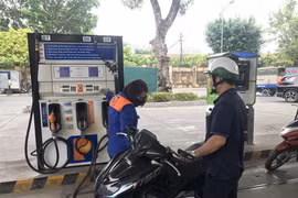 Nhân viên Petrolimex bán xăng cho khách hàng. (Ảnh: Đức Duy/Vietnam+)