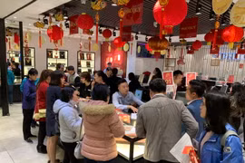 Khách hàng giao dịch vàng. (Ảnh: Đức Duy/Vietnam+)