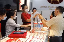 Giao dịch vàng tại doanh nghiệp. (Ảnh: Vietnam+)