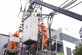 EVNHANOI chuẩn bị chu đáo vật tư, thiết bị dự phòng để sẵn sàng trong mọi tình huống. (Ảnh: PV/Vietnam+)
