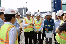 Tổng Giám đốc Lê Mạnh Hùng kiểm tra tiến độ dự án Nhà máy điện Nhơn Trạch 3 và 4. (Ảnh: PV/Vietnam+)