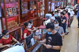 Khách hàng giao dịch vàng tại thị trường Hà Nội. (Ảnh: PV/Vietnam+)