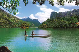 Hồ Ba Bể - viên ngọc bích của vùng núi rừng Ðông Bắc