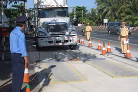 Kiểm tra tải trọng xe tại Trạm cân xe lưu động Tiền Giang. (Ảnh: Minh Trí/TTXVN)