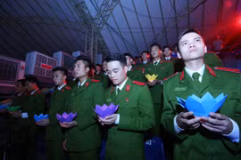 Ngọn đèn hoa đăng được thắp lên để tưởng nhớ những người đã mất vì tai nạn giao thông. (Ảnh: Huy Hùng/TTXVN)