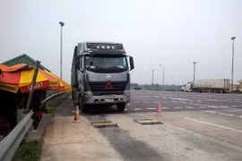 Trạm cân xe quá tải đặt trên tuyến đường cao tốc Nội Bài-Lào Cai. (Ảnh: Việt Hùng/Vietnam+)