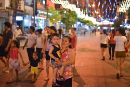 Khách tham quan phố đi bộ. (Ảnh: Minh Sơn/Vietnam+)