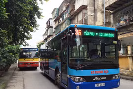 Tuyến buýt số 36 lộ trình Yên Phụ-Linh Đàm được thay thế xe mới và màu sơn. (Ảnh: Việt Hùng/Vietnam+)
