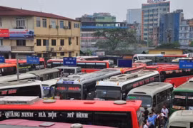 Việc điều chuyển xe từ bến Mỹ Đình về Nước Ngầm với mục tiêu dứt khoát không để xe khách chạy xuyên tâm. (Ảnh: Việt Hùng/Vietnam+)