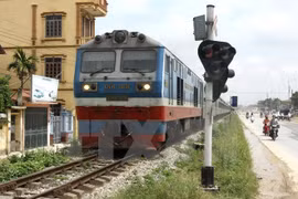 Những yếu kém về hạ tầng, chất lượng dịch vụ khiến đường sắt đang bị tụt lại so với đường bộ và hàng không. (Ảnh: TTXVN)