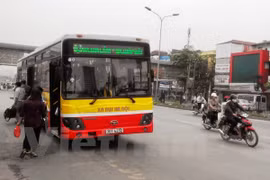 Xe buýt vào đón khách tại một điểm nhà chờ. (Ảnh: Việt Hùng/Vietnam+)