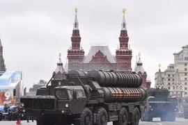 Hệ thống tên lửa S-400 tham gia diễu binh nhân lễ kỷ niệm Ngày Chiến thắng ở Moskva (Nga). (Nguồn: AFP/TTXVN)