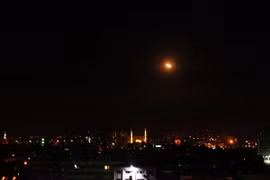 Tên lửa đất đối không được lực lượng phòng không Syria phóng lên bầu trời Damascus sau đợt tấn công của liên quân Mỹ-Anh-Pháp. (Nguồn: THX/TTXVN)