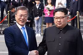 Tổng thống Hàn Quốc Moon Jae-in (trái) bắt tay hữu nghị Nhà lãnh đạo Triều Tiên Kim Jong-un (phải) tại làng đình chiến Panmunjom. (Nguồn: YONHAP/TTXVN)