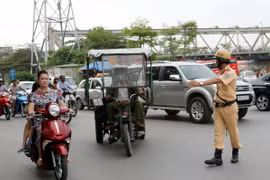 Cảnh sát giao thông Đội 1, Phòng Cảnh sát giao thông Hà Nội kiểm tra, xử lý xe vi phạm. (Ảnh: Doãn Tấn/TTXVN)