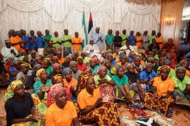 Phụ nữ tại làng Chibok, bang Borno, Nigeria được giải cứu khỏi Boko Haram. (Nguồn: AFP/TTXVN)