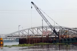 Thi công mới cầu sắt Bình Lợi để nâng tĩnh không thông thuyền của cầu hiện nay từ 1,5m lên 7m. (Ảnh: Huy Hùng/TTXVN)