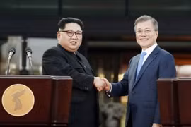 Nhà lãnh đạo Triều Tiên Kim Jong-un (trái) và Tổng thống Moon Jae-in trong cuộc gặp ở Panmunjom. (Nguồn: Kyodo/TTXVN)