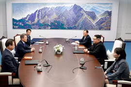 Tổng thống Hàn Quốc Moon Jae-in (thứ 2, trái) và nhà lãnh đạo Triều Tiên Kim Jong-un (thứ 2, phải) tại cuộc hội đàm ở Panmunjom sáng 27/4. (Nguồn: THX/TTXVN)