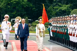 Thủ tướng Nguyễn Xuân Phúc và Cố vấn Nhà nước, Bộ trưởng Ngoại giao và Bộ trưởng Văn phòng Tổng thống nước CHLB Myanmar Aung San Suu Kyi duyệt Đội danh dự Quân dội nhân dân Việt Nam. (Ảnh: Thống Nhất/TTXVN)