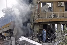 Cảnh đổ nát tại tòa nhà của Trung tâm nghiên cứu khoa học Syria ở quận Barzeh, phía bắc Damascus sau cuộc tấn công của Mỹ, Anh, Pháp. (Nguồn: AFP/TTXVN)