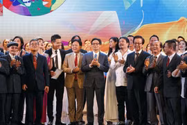 Phó Thủ tướng Vũ Đức Đam giao lưu với các thế hệ cán bô, nghệ sỹ, diễn viên của Nhà hát Tuổi trẻ Việt Nam. (Ảnh: Văn Điệp/TTXVN)