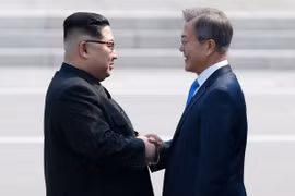 Tổng thống Hàn Quốc Moon Jae-in (phải) và Nhà lãnh đạo Triều Tiên Kim Jong-un bắt tay hữu nghị tại làng đình chiến Panmunjom. (Nguồn: EPA/TTXVN)