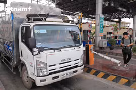 Nhiều tài xế vẫn phải dừng trong ngày đầu thực hiện thu phí không dừng