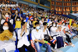 CĐV Bắc Giang 'đốt cháy' khán đài bằng tình yêu cầu lông cuồng nhiệt
