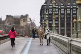 Người dân đeo khẩu trang phòng lây nhiễm COVID-19 tại London, Anh. (Ảnh: THX/TTXVN)