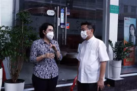 Bà Tô Thị Bích Châu, Chủ tịch Ủy ban Mặt trận Tổ quốc Việt Nam Thành phố Hồ Chí Minh, và Linh mục Đào Nguyên Vũ, Chánh Văn phòng Hội đồng Giám mục Việt Nam, trao đổi về công tác tổ chức cho tình nguyện viên. (Ảnh: Xuân Khu/TTXVN)