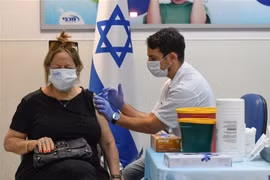 Israel, Chile triển khai tiêm mũi vaccine COVID-19 thứ ba