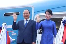 Lễ tiễn Chủ tịch nước Nguyên Xuân Phúc và Phu nhân tại Sân bay Quốc tế Wattay. (Ảnh: Thống Nhất/TTXVN)
