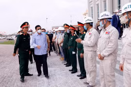 Tổng Bí thư, Thủ tướng Lào Thongloun Sisoulith thăm cán bộ chiến sĩ Binh đoàn 11 của Việt Nam. (Ảnh: Phạm Kiên/TTXVN) 