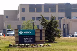 Merck hạ mức đánh giá hiệu quả thuốc Molnupiravir điều trị COVID-19