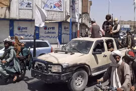 Các tay súng Taliban giương cờ trắng, biểu tượng khi lực lượng này chiếm được thành phố Kandahar, Afghanistan ngày 13/8. (Ảnh: PM News/TTXVN)