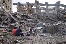 Nhà cửa bị phá hủy sau các cuộc không kích của Israel tại Dải Gaza. (Ảnh: AFP/TTXVN)