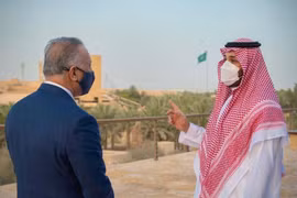 Thái tử Saudi Arabia Mohammed bin Salman và Thủ tướng Iraq Mustafa Al-Kadhimi. (Nguồn: Reuters)