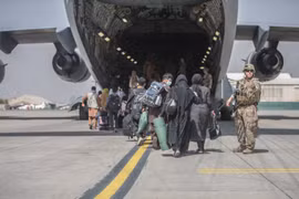 Máy bay chở hàng trăm công dân Afghanistan đã đến Hungary