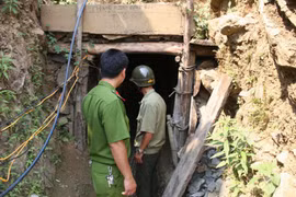 Một hầm vàng trái phép trên địa bàn huyện Nam Giang. (Nguồn: nld.com.vn)