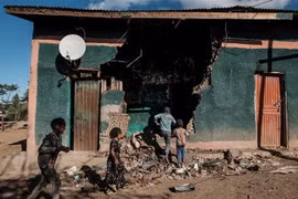 Nhà cửa bị hư hại trong cuộc xung đột tại khu vực Tigray, Ethiopia. (Ảnh: AFP/TTXVN)